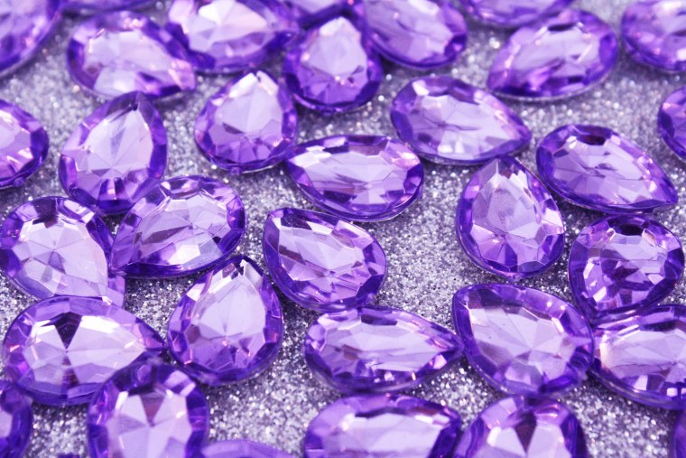 Драгоценности на черном фоне