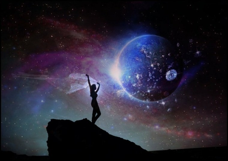 Девушка на фоне космоса