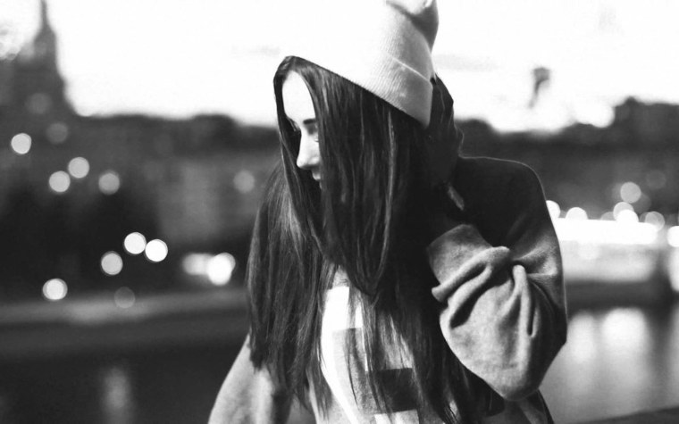 Девушка в капюшоне