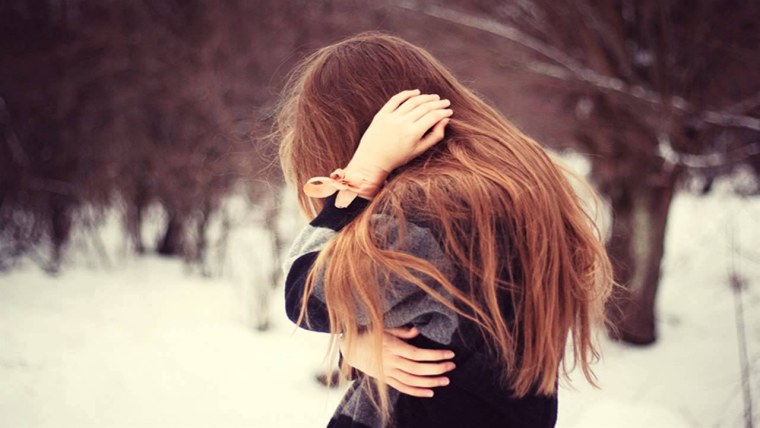 Девушка с русыми волосами зима