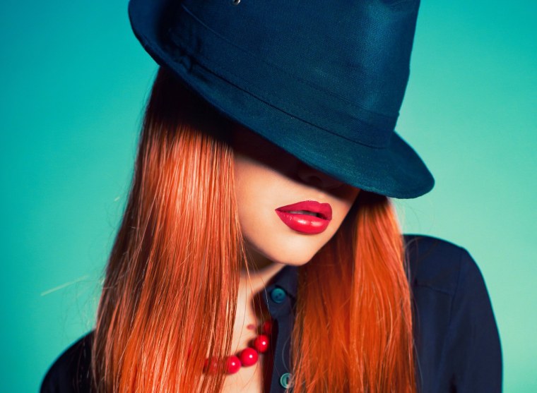 Яркая девушка