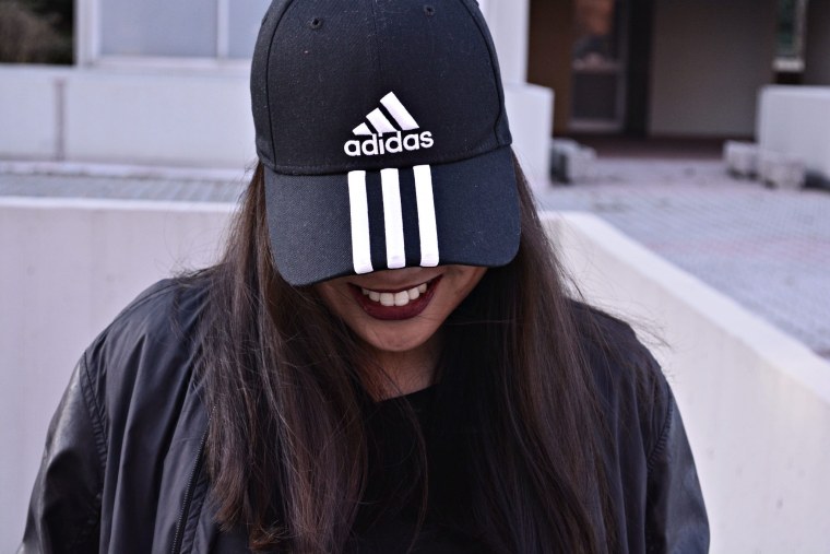 Девушка в адидасе