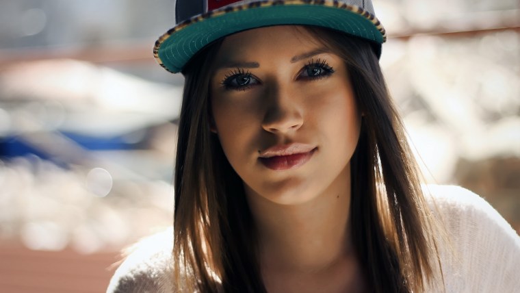 Девушка в кепке