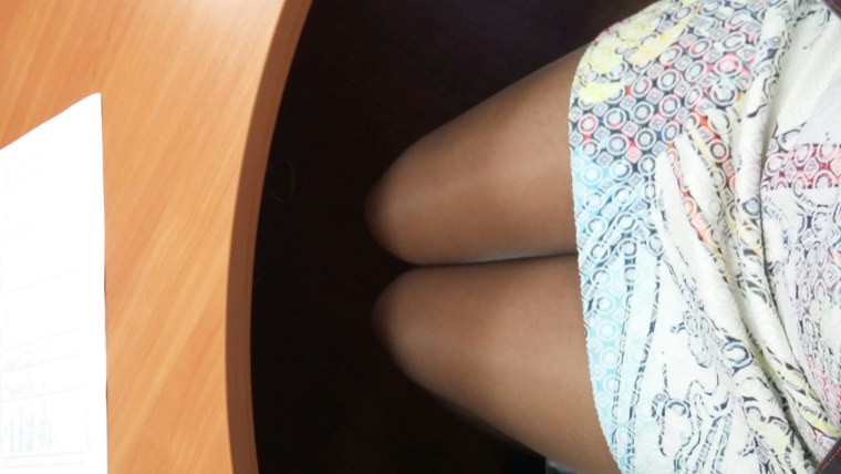 Коленки под столом