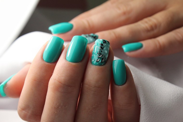 Мятный маникюр