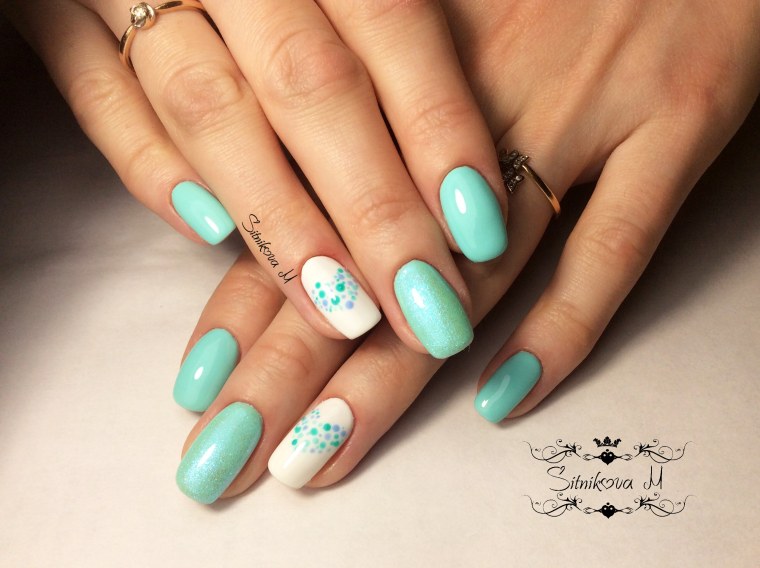 Бледно голубой