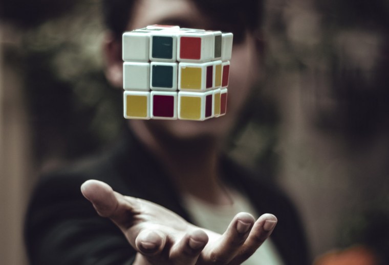 Кубик Рубика в руках