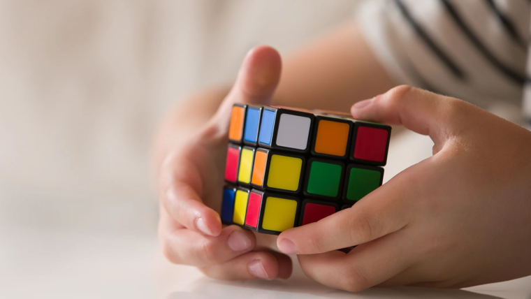 Ребенок и кубик Рубика
