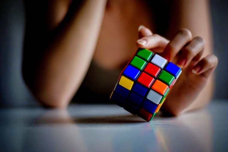 Кубик рубик в руках