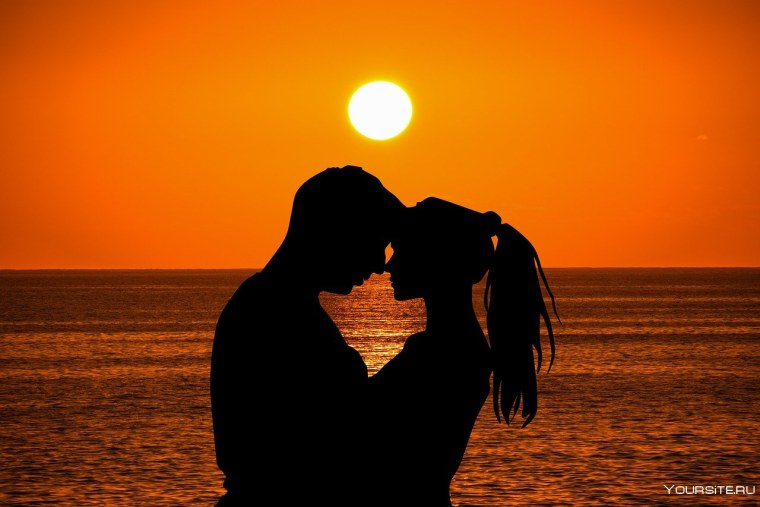 Влюбленная пара на закате