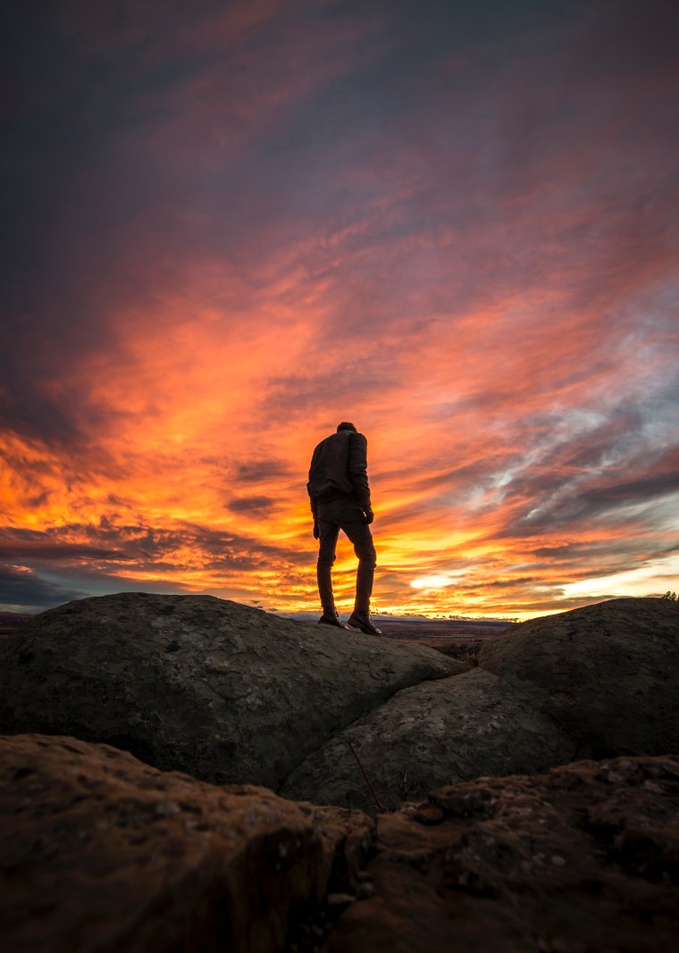 Силуэт мужчины на природе