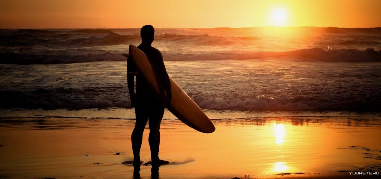 Закат на пляже с людьми