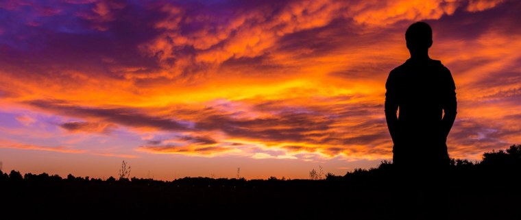 Силуэт мужчины на фоне природы