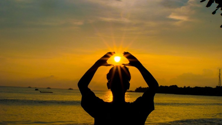 Парень на закате