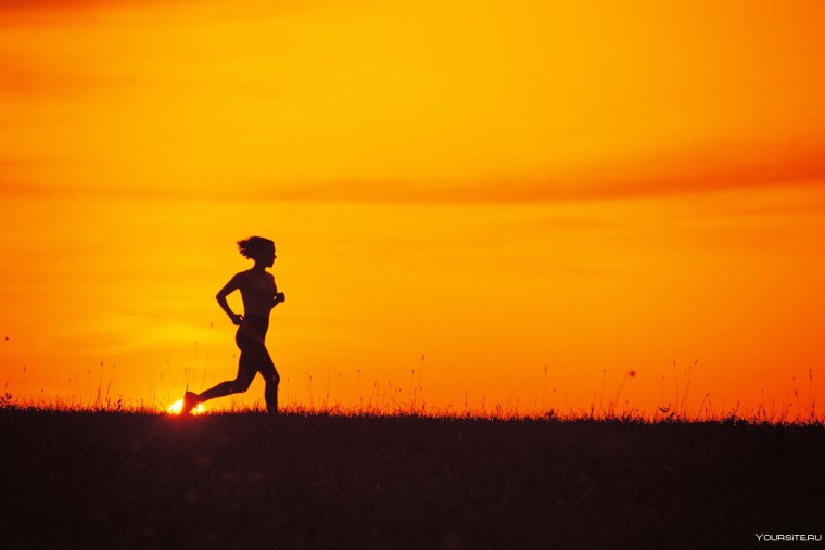 Девочка бежит закат