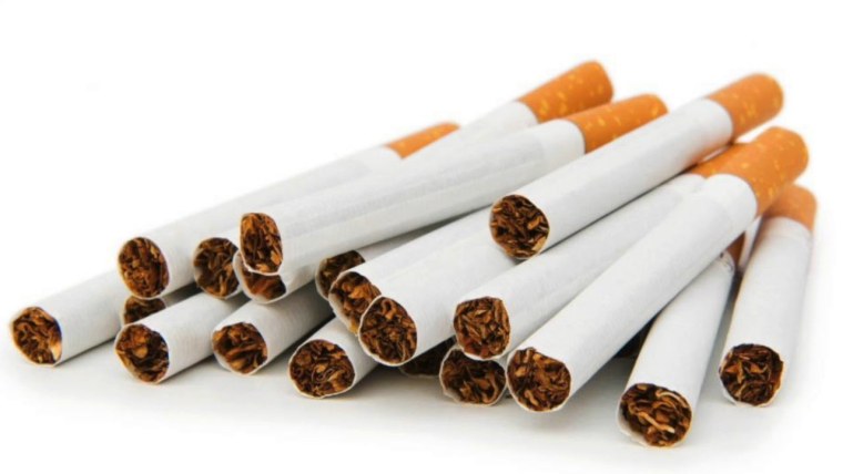 Сигарета на белом фоне