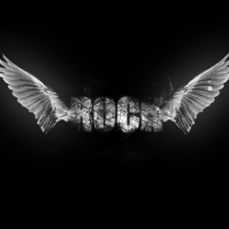 Крылья на черном фоне