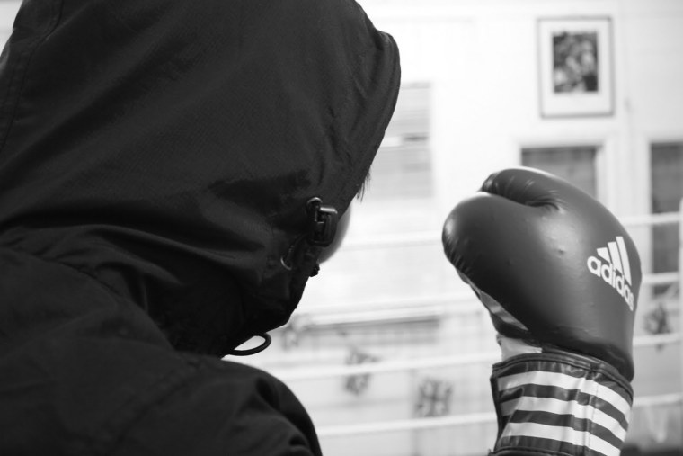 Боксер в капюшоне