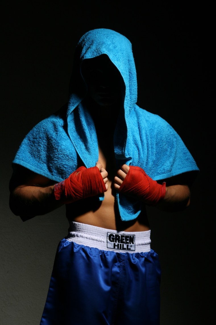 Боксер в капюшоне