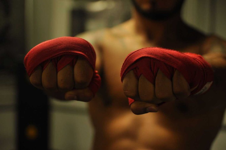 Спортсмен в капюшоне