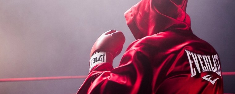 Боксер со спины в капюшоне