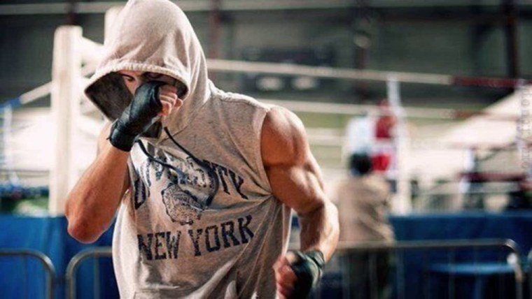 Спортсмен в капюшоне