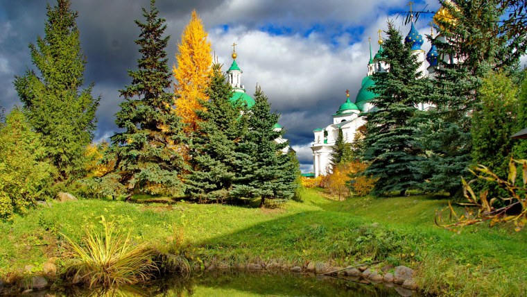 Псково-Печерский монастырь осенью