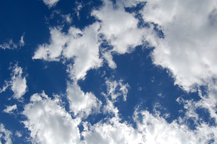 Ясное небо с облаками