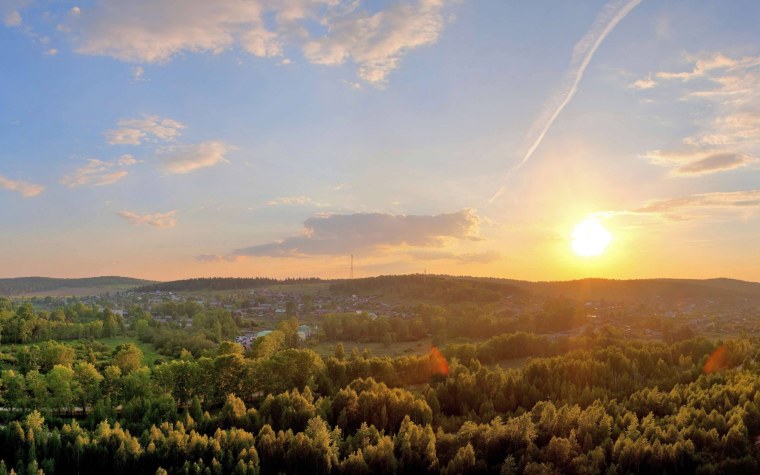 Восход солнца над лесом