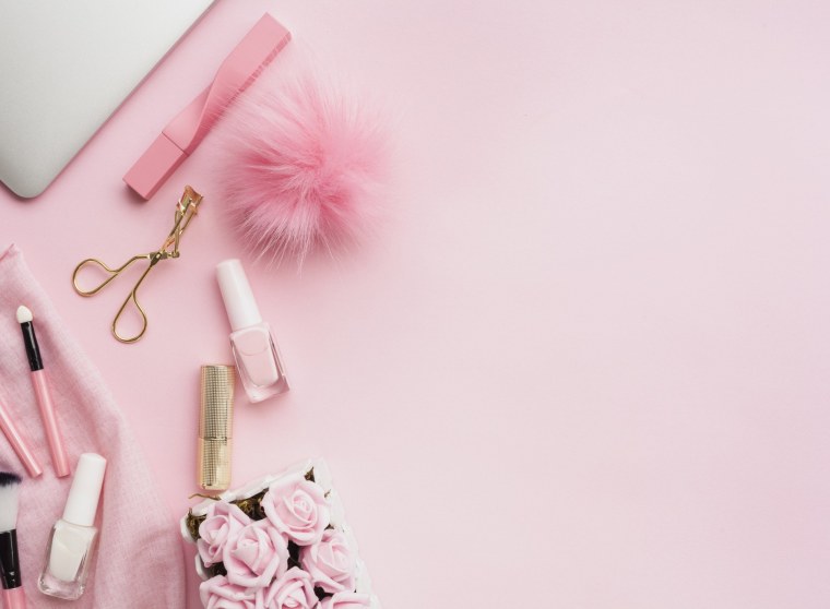 Косметика на розовом фоне