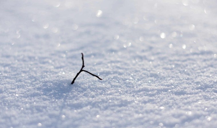 Искристый снег