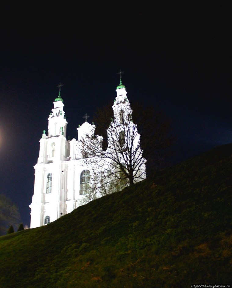 Книга на фоне природы