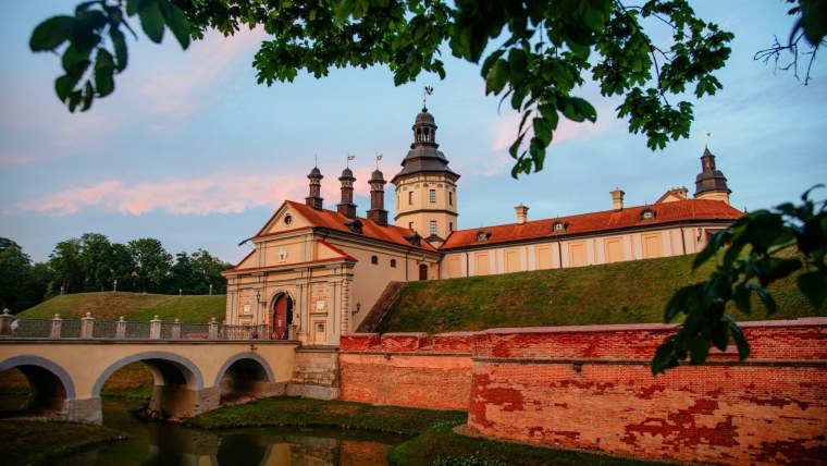 Заброшенная деревня в тумане