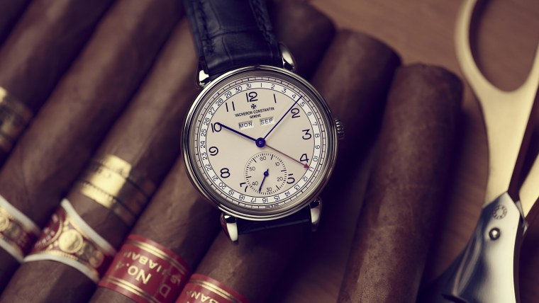 Дорогие часы на столе