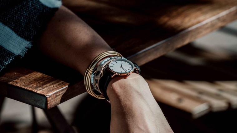 Часы наручные фон