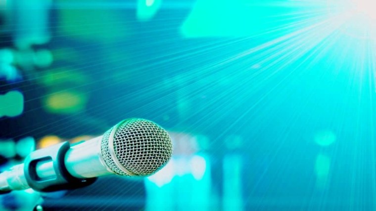 Микрофон на темном фоне