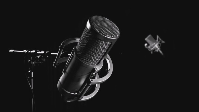 Микрофон на Красном фоне