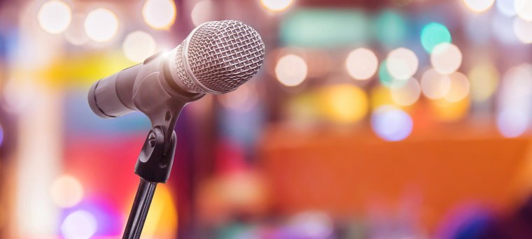 Микрофон на сиреневом фоне