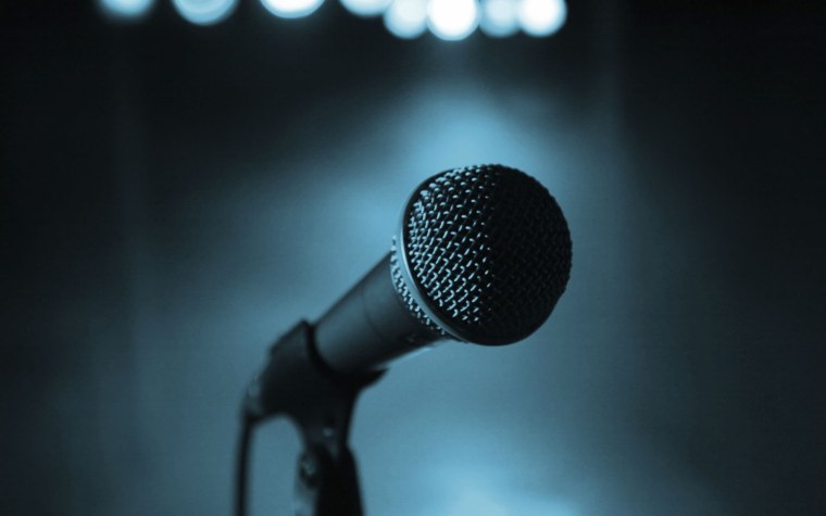 Фон с микрофоном вертикальный