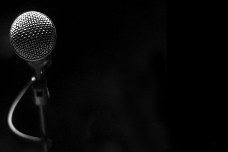 Студийный микрофон фон