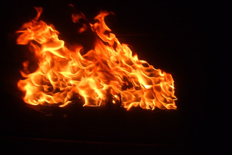 Пламя огня на черном фоне