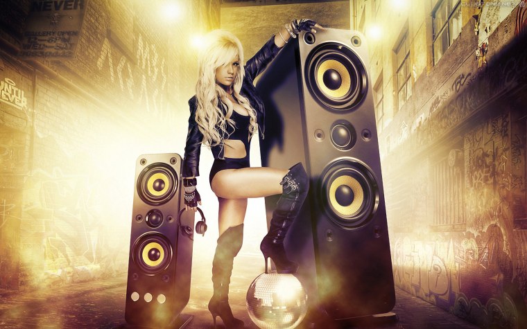 Красивые девушки с колонками