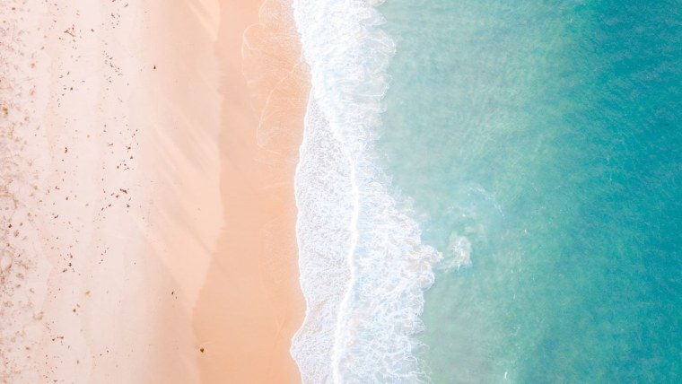 Берег моря сверху