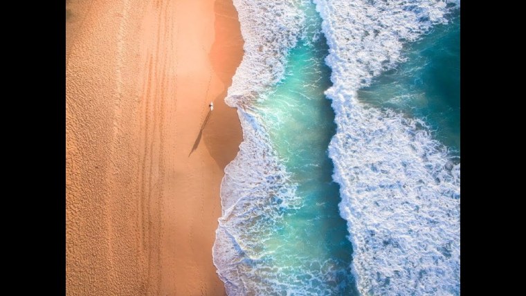 Океан и песок вид сверху