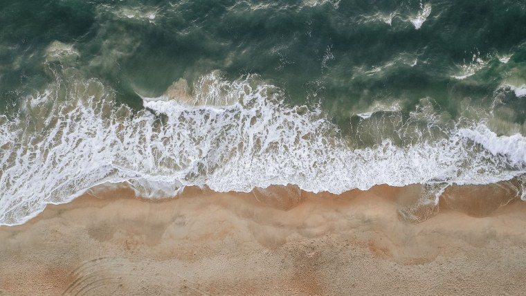 Волны и берег вид сверху