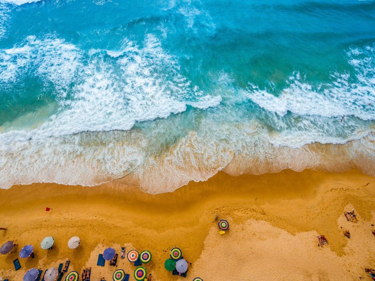 Песочный пляж вид с