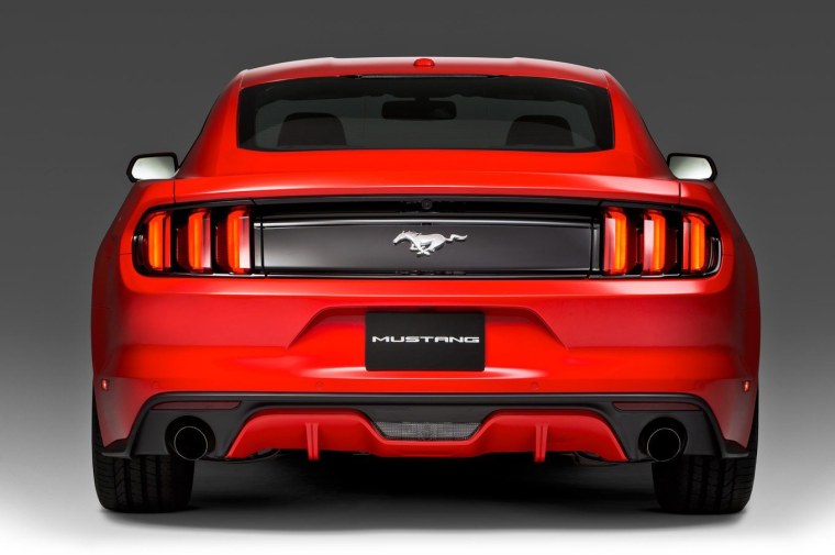 Ford Mustang 2021 сзади