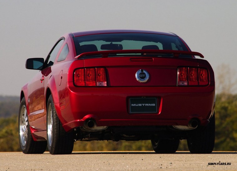 Ford Mustang 2005 зад