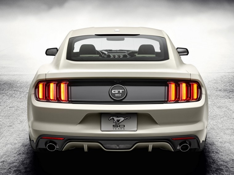 Форд Мустанг 2021 зад