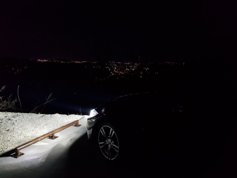 Чёрная БМВ ночью зимой